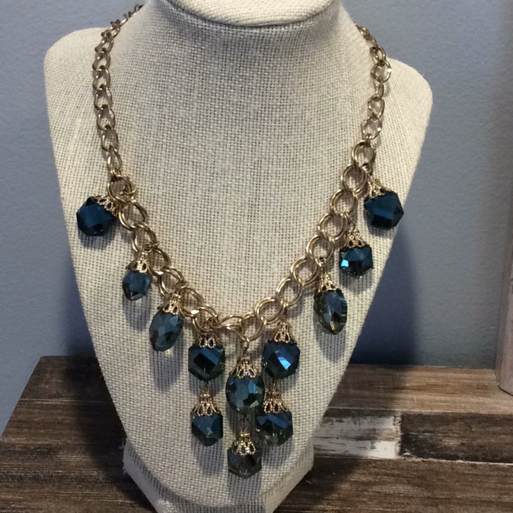 Ann Taylor green facet beaded necklace w/gold trim